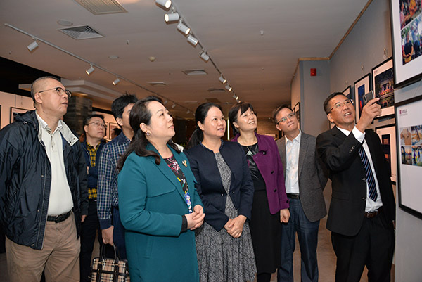 广东省文联党组成员、专职副主席周华等领导、嘉宾观看作品展