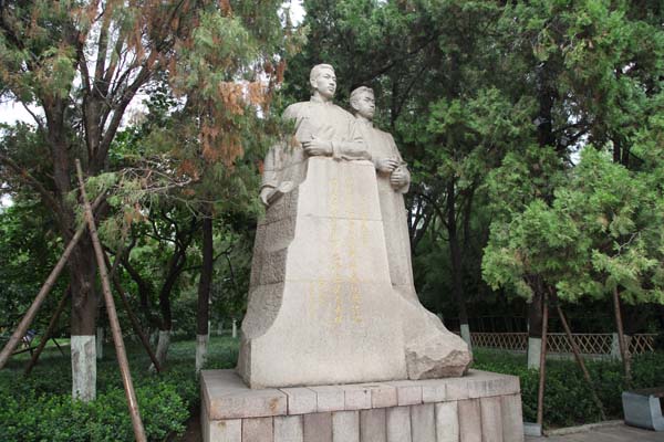中共一大山东代表王尽美、邓恩铭两名革命烈士雕像