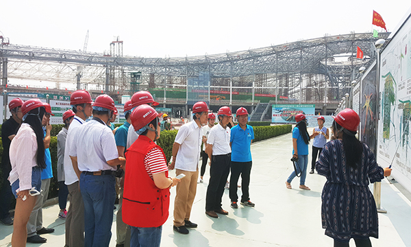 中国书协机关党支部党员、积极分子和书法家们走进北京新机场建设工地